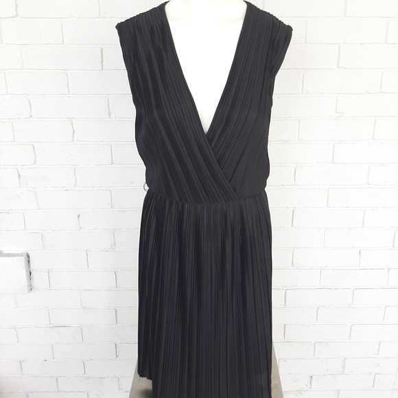 🖤Pleated Dress🖤 - Picture 3 of 12